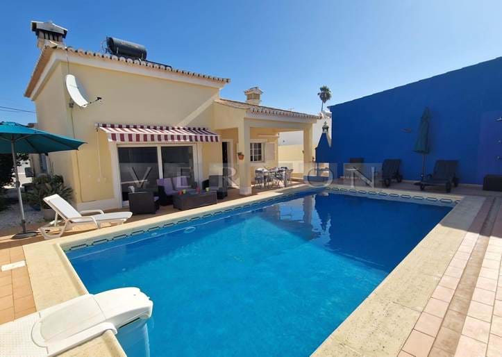 Algarve, Carvoeiro, einstöckige Villa mit 3 Schlafzimmern, Pool und Garage, zu verkaufen, nur 5 Autominuten vom Strand von Carvoeiro entfernt
