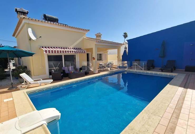 Algarve, Carvoeiro, villa de plain-pied de 3 chambres avec piscine et garage, à vendre à moins de 5 minutes en voiture de la plage de Carvoeiro 
