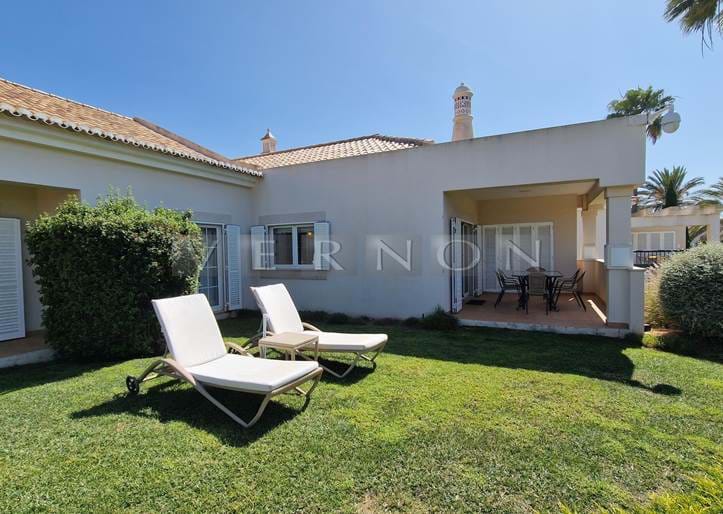 Algarve Carvoeiro à vendre 1/4 PART (3 MOIS D’UTILISATION PAR AN) d’une maison de ville de 2 chambres sur Spa Resort  Vale de Oliveiras 