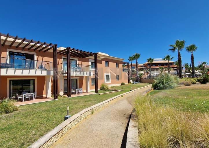 Algarve, Carvoeiro til salgs: luksus Leilighet med 2 soverom, i 5-stjerners resort Monte Santo nær Carvoeiro stranden.