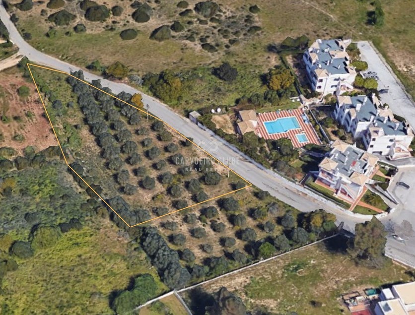 Building plot close to Carvoeiro (2.630 m²) with building project 