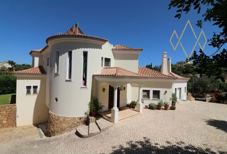 LOVELY AND WELL MAINTAINED FAMILY VILLA
