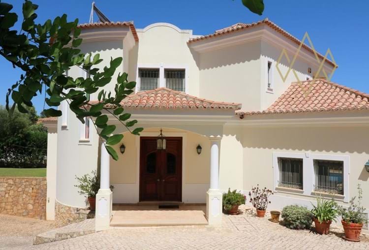 LOVELY AND WELL MAINTAINED FAMILY VILLA