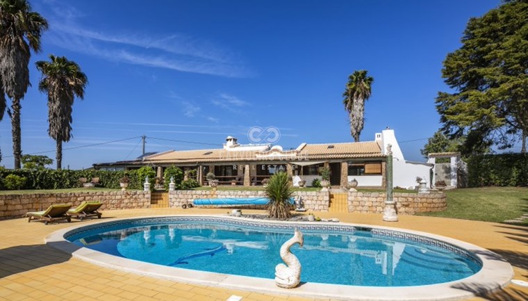Traditional 3-bedroom quinta-style villa with heated pool 