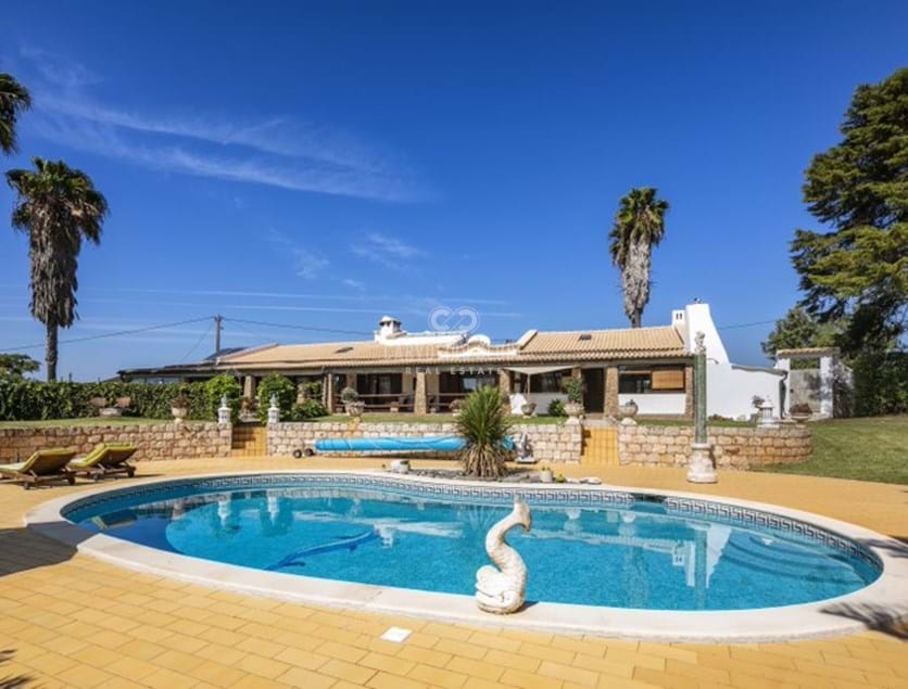 Traditional 3-bedroom quinta-style villa with heated pool 