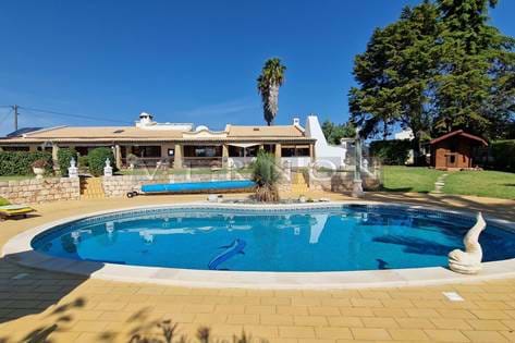 Algarve, Carvoeiro, para venda Quinta charmosa de 3 quartos com piscina aquecida, localizada nos Salicos apenas a 5 min de carro da praia e centro de Carvoeiro
