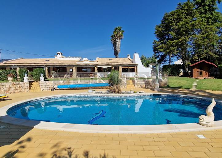 Algarve Carvoeiro, for sale unique 3 bed Farmhouse/ Quinta with heated pool, located in Salicos only 5 min drive from Carvoeiro beach