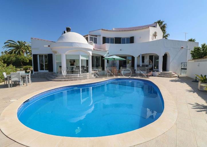 Algarve Carvoeiro, à vendre villa avec 4 chambres, garage, piscine chauffée, à Salicos, avec plage et commerce 5 min en voiture