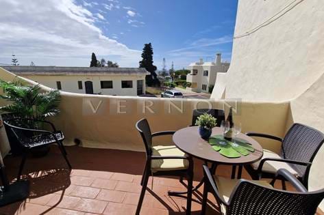 Algarve, Carvoeiro, Studio-Apartment mit Meerblick und Parkplatz zu verkaufen, nur einen kurzen Spaziergang vom Strand und den Annehmlichkeiten von Carvoeiro entfernt