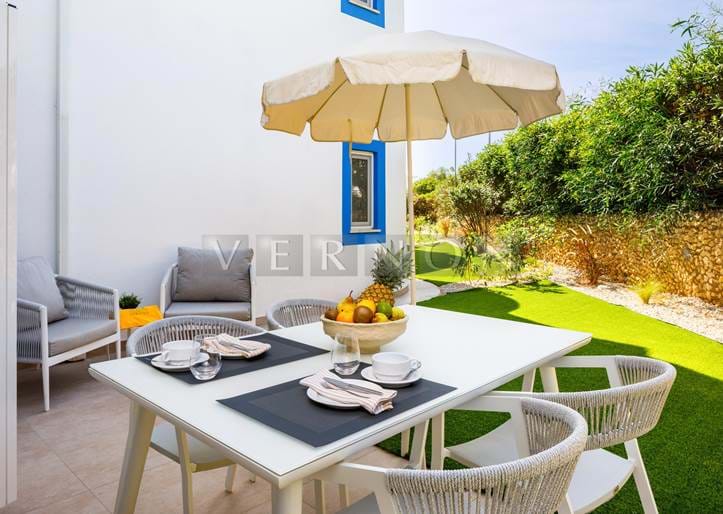 Algarve, Carvoeiro, spacious 1+1 Bed apartment with communal pool and parking for sale in Quinta do Paraiso, Carvoeiro, close to the beach and amenities.