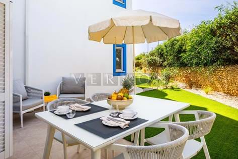 Algarve, Carvoeiro, apartamento T1+1 espaçoso, com piscina comum e estacionamento para venda na Quinta do Paraíso, Carvoeiro, perto da praia e comercio local.
