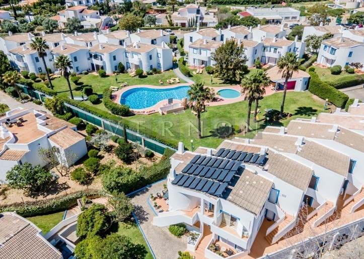 Algarve, Carvoeiro, spacieux appartement 1+1 chambres avec piscine commune et parking à vendre à Quinta do Paraiso, Carvoeiro, à proximité de la plage et des commodités.