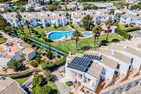 Algarve, Carvoeiro, apartamento T1+1 espaçoso, com piscina e estacionamento para venda na Quinta do Paraíso, Carvoeiro, perto da praia e comercio local.