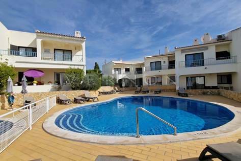 Algarve Carvoeiro à vendre appartement de 2 chambres avec vue mer et piscine commune à Monte Dourado, à quelques pas des commodités et de la plage