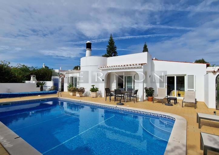 Algarve, Carvoeiro til salgs, frittliggende villa med 2 oppvarmet basseng på Vale do Milho urbanisasjon