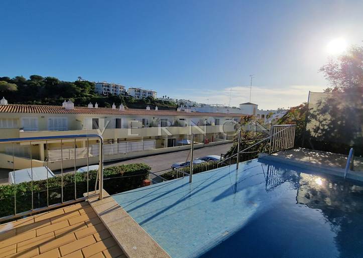 Algarve Carvoeiro zu verkaufen Maisonette-Wohnung mit 1+2 Schlafzimmern, Gemeinschaftspool und Parkplatz, nur einen kurzen Spaziergang von den Annehmlichkeiten und dem Strand von Carvoeiro entfernt.