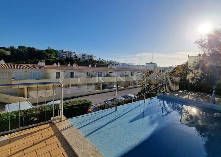 Algarve Carvoeiro til salgs duplex leilighet, med 1+2 soverom, felles svømmebasseng og parkering, kun en kort spasertur til fasiliteter og Carvoeiro-stranden
