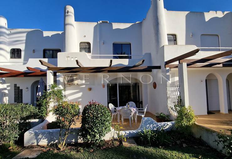 Algarve Ferragudo à vendre maison de ville de 2 chambres dans le complexe populaire Vila Gaivota à seulement 5 minutes à pied de la plage de Caneiros et des restaurants 