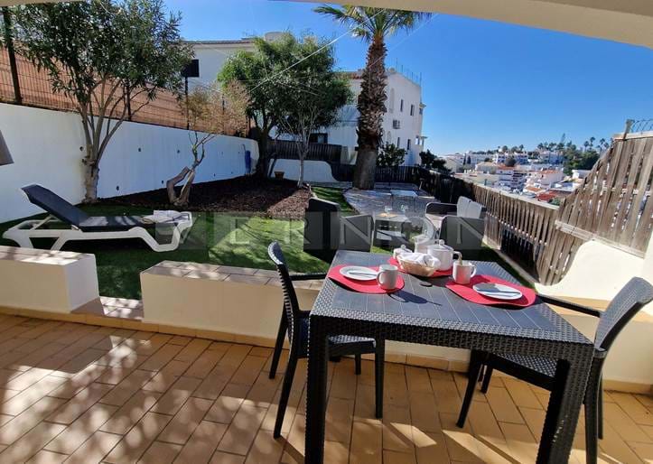 Algarve Carvoeiro zu verkaufen 2-Zimmer-Wohnung mit Garten, pool in Monte Dourado, nur einen kurzen Spaziergang von Annehmlichkeiten und dem Strand entfernt