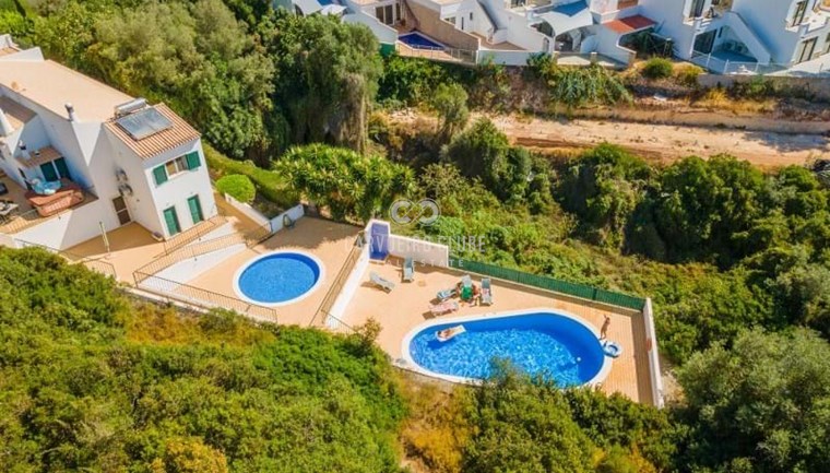 Espaçosa casa geminada de 3 quartos com piscina comum e vista mar
