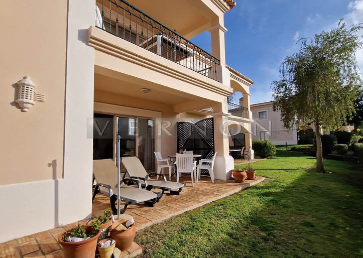 Algarve, Carvoeiro, til salgs 1/4 udelte romslig leilighet med 2 soverom, felles svømmebasseng i Gramacho Golf kun 10 minutter fra stranden og sentrum av Carvoeiro