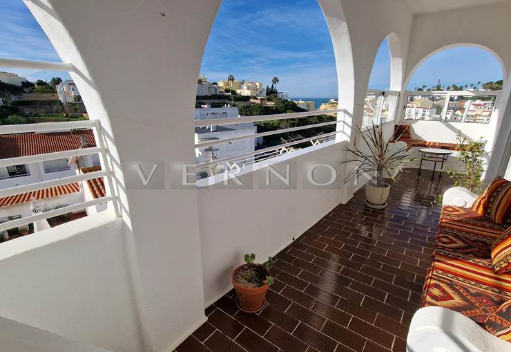Algarve Carvoeiro zu verkaufen voll renoviertes 3 Schalfzimmer Haus mit tollem Meer- und Dorfblick nur 300m vom Strand und Annehmlichkeiten entfernt