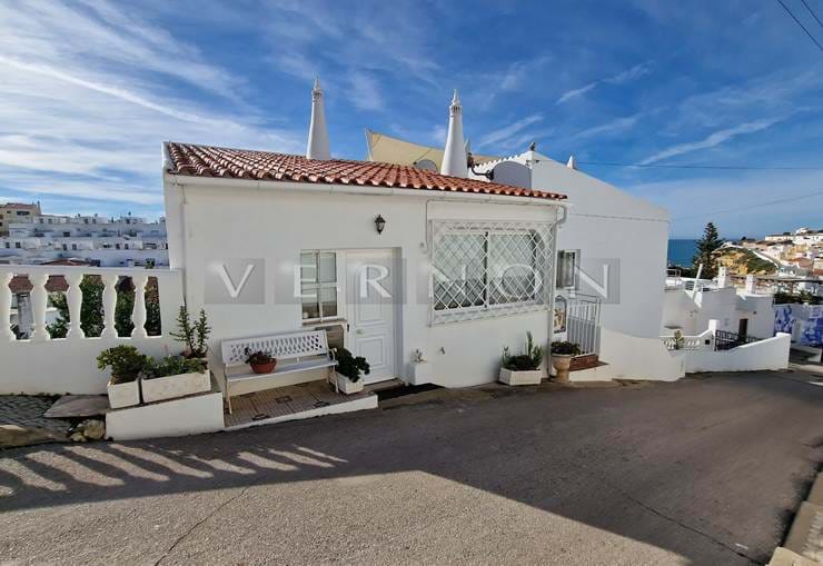Algarve Carvoeiro zu verkaufen voll renoviertes 3 Schalfzimmer Haus mit tollem Meer- und Dorfblick nur 300m vom Strand und Annehmlichkeiten entfernt