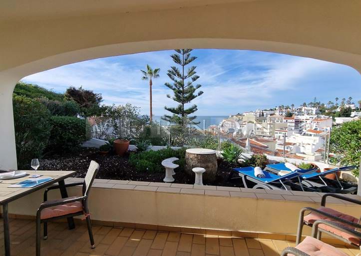 Algarve Carvoeiro zu verkauf 2-Zimmer-Wohnung mit herrlichem Meerblick, Garten, Gemeinschaftspool in Monte Dourado, nur einen kurzen Spaziergang von Annehmlichkeiten und dem Strand entfernt