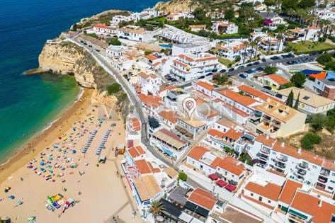 Algarve, Carvoeiro, hus med 4 studioleiligheter, beliggende i hjertet av landsbyen Carvoeiro, kun en kort spasertur til stranden og sentrum av landsbyen.