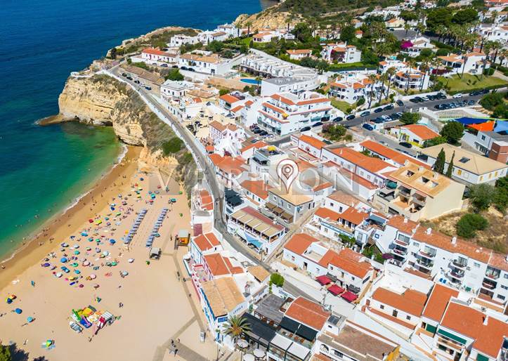 Algarve, Carvoeiro, hus med 4 studioleiligheter, beliggende i hjertet av landsbyen Carvoeiro, kun en kort spasertur til stranden og sentrum av landsbyen.