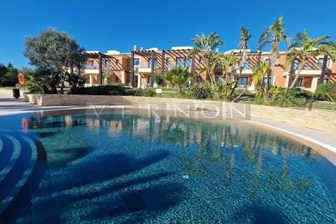 Algarve Carvoeiro zu verkaufen, luxuriöses Stadthaus mit 2 Schlafzimmern und 2 Bädern im prestigeträchtigen Monte Santo Resort & Spa in Carvoeiro 