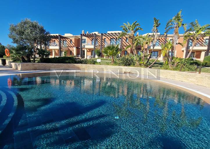 Algarve Carvoeiro zu verkaufen, luxuriöses Stadthaus mit 2 Schlafzimmern und 2 Bädern im prestigeträchtigen Monte Santo Resort & Spa in Carvoeiro 