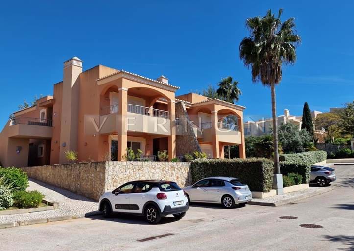 Algarve, Carvoeiro til salgs: 1/4 AKSJE (3 MÅNEDERS BRUK PER ÅR) - 2 sengs leilighet i første etasje med basseng på Golf Resort Vale da Pinta, bare 10 minutter til Carvoeiro og Ferragudo.
