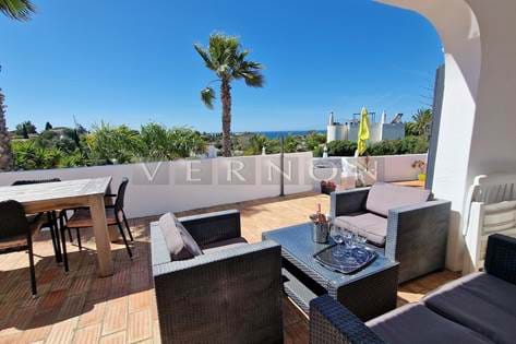 Algarve, Carvoeiro zu verkaufen, renovierte Villa mit 3 Schlafzimmern, Pool, Meerblick nur einen kurzen Spaziergang vom Carvoeiro Strand, dem Dorfzentrum und den Annehmlichkeiten entfernt