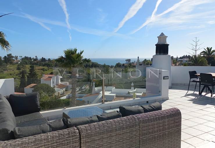 Algarve, Carvoeiro para venda, moradia renovada T3 com piscina, vista mar, perto d o centro da vila de Carvoeiro, da praia e todo o comercio local. 