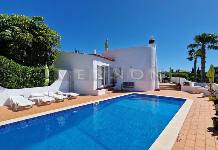 Algarve, Carvoeiro à vendre, villa rénovée de 3 chambres avec piscine, vue sur la mer à seulement quelques pas de la plage de Carvoeiro, du centre du village et des commodités