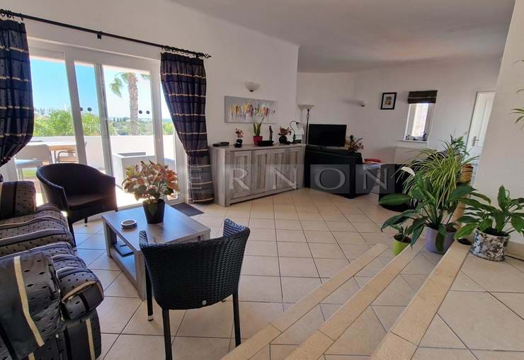 Algarve, Carvoeiro til salgs, 3 soverom renovert villa med basseng, havutsikt bare en kort spasertur fra sentrum av Carvoeiro landsbyen, stranden og fasiliteter