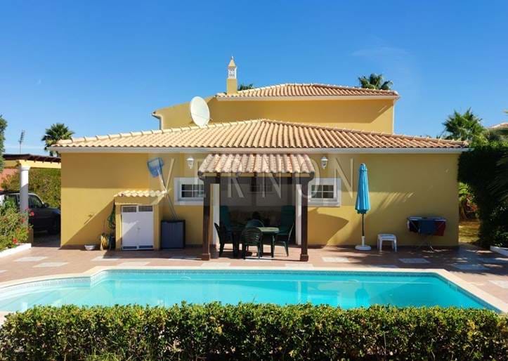 Algarve Belavista, for sale spacious 4 bedroom villa with pool in a quiet residential area, close to Ferragudo and Portimão beaches