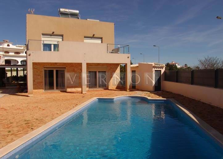 Algarve Portimão para venda vivenda de luxo com 4 quartos piscina e garagem apenas 15 min a pé do centro comercial e 5 min de carro da praia