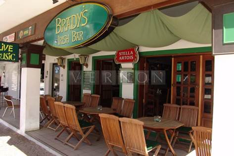 Algarve Carvoeiro for salg populære bar opererer siden 20 år ligger i et sentralt område i hjertet av landsbyen