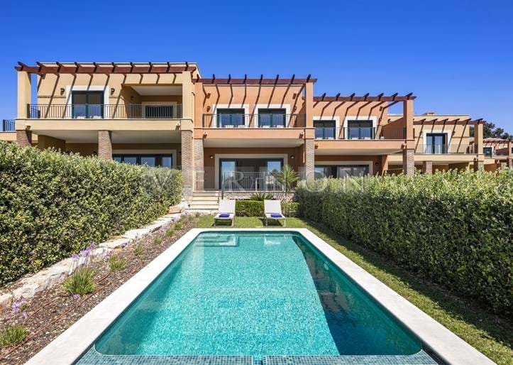 Algarve Carvoeiro til salgs høye spesifikasjoner rekkehus med 2 soverom, privat basseng, hage i Vale do Milho village og garantert leieinntekter