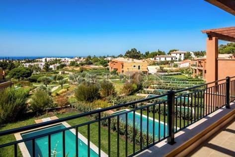 Algarve Carvoeiro til salgs høye spesifikasjoner rekkehus med 3 soverom, privat basseng, hage i Vale do Milho village og garantert leieinntekter
