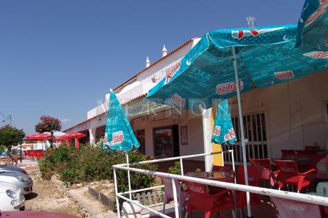 Algarve Carvoeiro til salgs: Bar med terrasse og parkering beleilig plassert av Vale Centeanes stranden og Rocha Brava feriestedet: