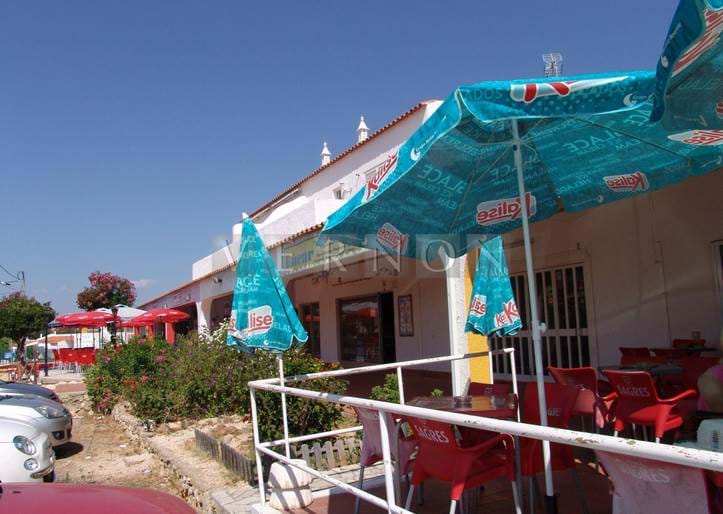 Algarve Carvoeiro zum verkauft Bar/Geschäft mit Terrasse und Parkplatz, liegt im Vale Centeanes neben dem Rocha Brava Ferienanlage und Centeanes Strand 